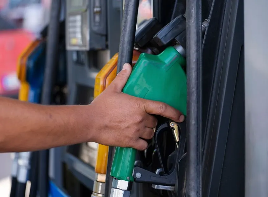 Trois voitures côte à côte, une essence, une diesel et une hybride, sur une route de campagne